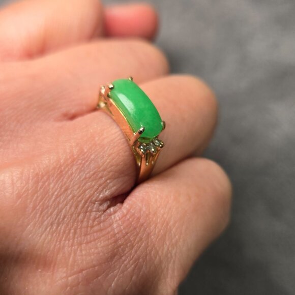 Dazzling Elegance: Jade Ring with 6 Diamonds, Size 5.5 - Picture 4 of 5
